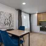 Riverfront 2bd Old Town By Domvia