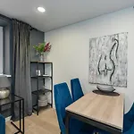 Riverfront 2bd Old Town By Domvia Appartamento *