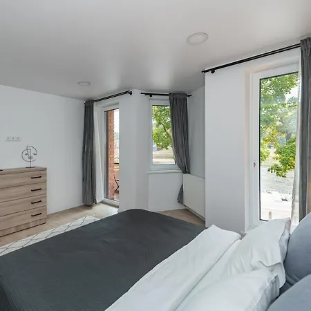 דירה Riverfront 2bd Old Town By Domvia