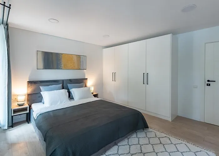 Riverfront 2bd Old Town By Domvia Apartament Kowno